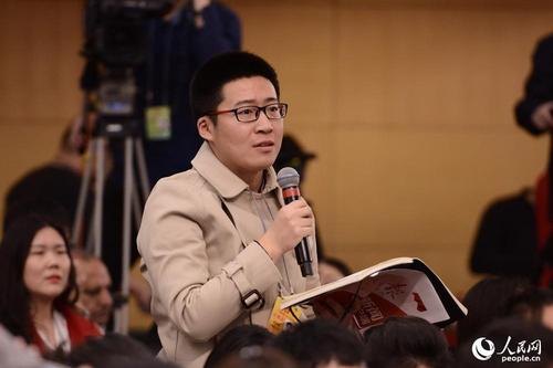 经济日报记者提问 人民网记者 张启川 摄