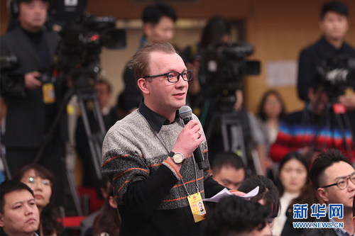 图为中俄头条记者提问。新华网 中国政府网 曲植 摄