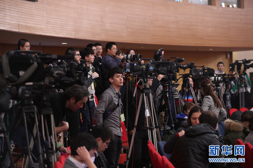 十三届全国人大一次会议新闻中心3月8日上午10时在梅地亚中心多功能厅举行记者会，邀请外交部部长王毅就“中国外交政策和对外关系”回答中外记者提问。图为记者在现场。 新华网 中国政府网 陈杰 摄