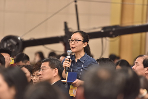 北京青年报记者提问。人民网记者 夏晓伦摄