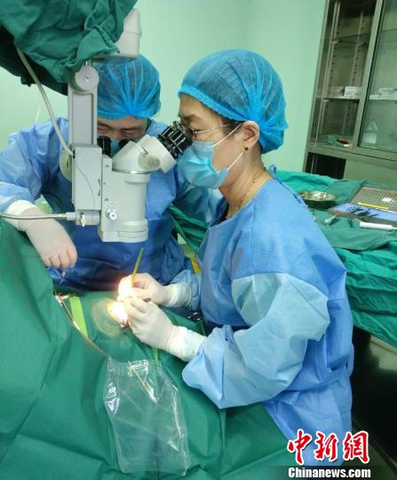 吉林大学第一医院专家到东丰县医院做手术。东丰县医院供图