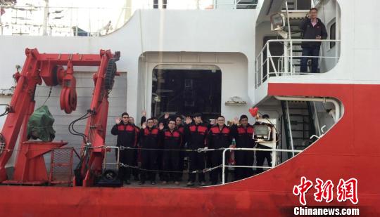 来自中国多个科研单位的31名科考队员参加本航次科考。　胡耀杰 摄