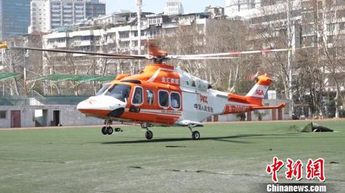湖北首例危重患儿空中转运两地医院上演“极速救援”