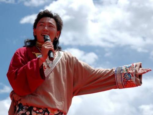 成长在梅里雪山的宗庸卓玛从小唱着家乡的民歌长大，骨子里浸润着民族传统文化的气息，当她前年回到家乡的村寨里时，却发现孩子们不怎么会唱民歌了。
