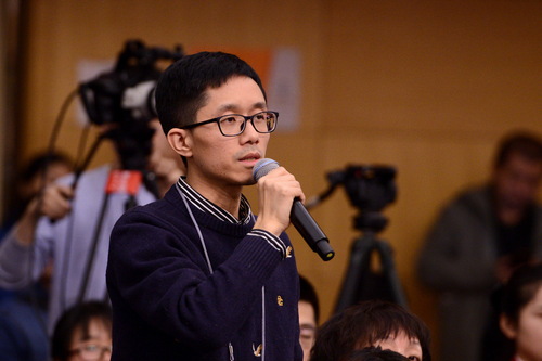 中国青年报记者提问。人民网张启川 摄