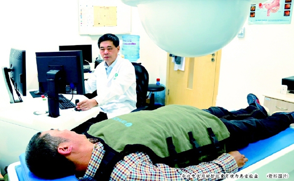 李兆申使用磁控胶囊胃镜为患者检查 （资料图片）