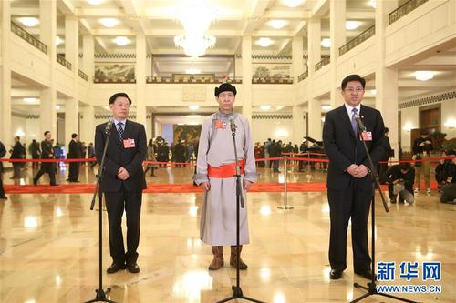 3月13日，十三届全国人大一次会议在北京人民大会堂举行第四次全体会议。这是全国人大代表阿东（右）、孟海（中）、朱有勇（左）在“代表通道”接受采访。