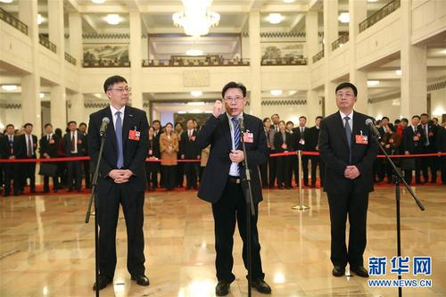 3月13日，十三届全国人大一次会议在北京人民大会堂举行第四次全体会议。这是全国人大代表戴继双（右）、梁稳根（中）、孙丕恕（左）在“代表通道”接受采访。