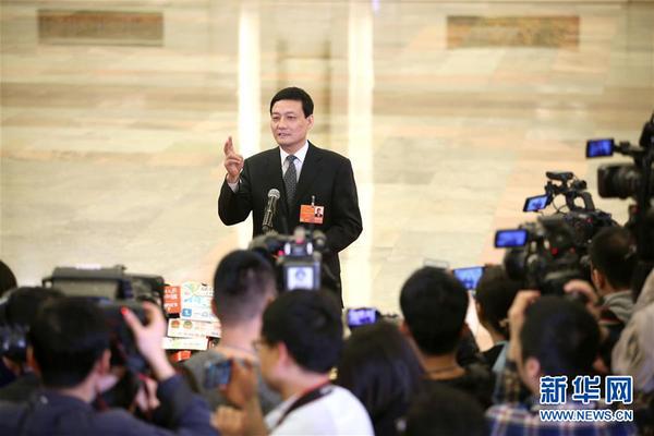 3月13日，十三届全国人大一次会议在北京人民大会堂举行第四次全体会议。这是国务院国资委主任肖亚庆在“部长通道”接受采访。