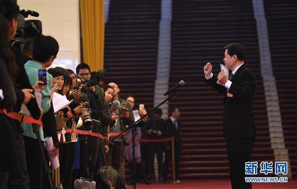 3月13日，十三届全国人大一次会议在北京人民大会堂举行第四次全体会议。这是国家税务总局局长王军在“部长通道”接受采访。
