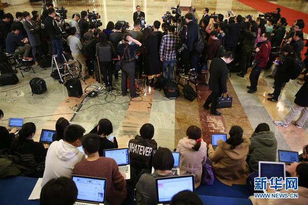　3月13日，十三届全国人大一次会议在北京人民大会堂举行第四次全体会议。这是记者在“部长通道”采访。