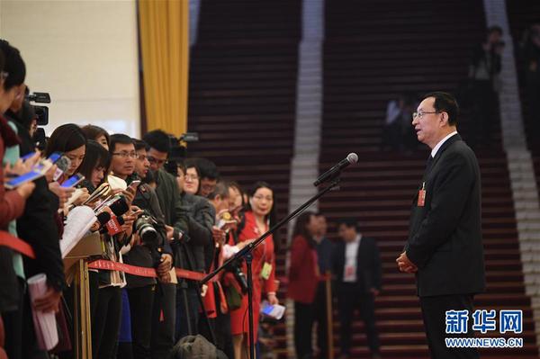 3月13日，十三届全国人大一次会议在北京人民大会堂举行第四次全体会议。这是文化部部长雒树刚在“部长通道”接受采访。 2