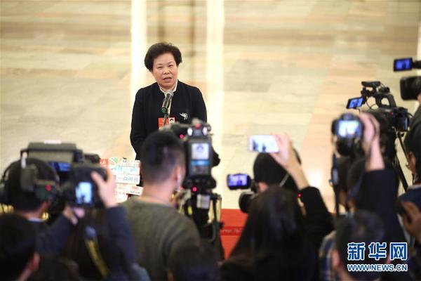3月13日，十三届全国人大一次会议在北京人民大会堂举行第四次全体会议。这是中国气象局局长刘雅鸣在“部长通道”接受采访。