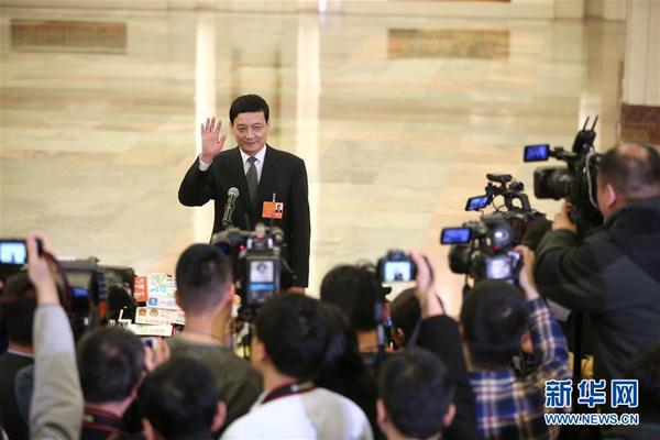 3月13日，十三届全国人大一次会议在北京人民大会堂举行第四次全体会议。这是国务院国资委主任肖亚庆在“部长通道”接受采访。3