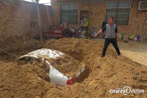 男子肇事伤人后逃逸 怕担责在自家院里挖坑埋车