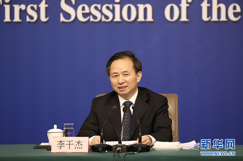 图为环保部部长李干杰回答记者提问。新华网 中国政府网 陈杰 摄