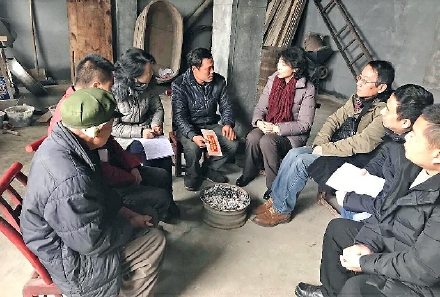     调研组在重庆市酉阳县深度贫困村走访。