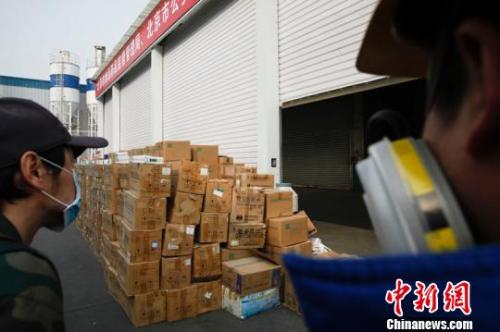 资料图：北京市食品药品监督管理局联合北京市公安局开展假劣食品药品集中销毁活动。 张宇亮 摄