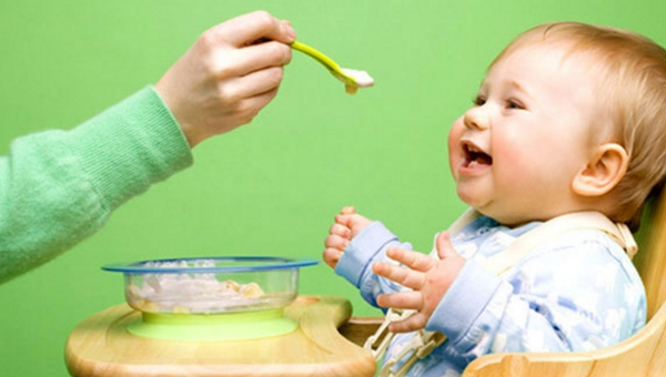 宝宝满六个月加辅食 太早易过敏 太晚缺营养