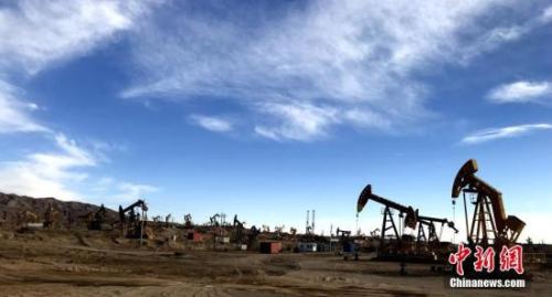 资料图：青海油田唯一一个年产百万吨的尕斯油田。<a target='_blank' href='http://www.chinanews.com/'>中新社</a>记者 孙睿 摄