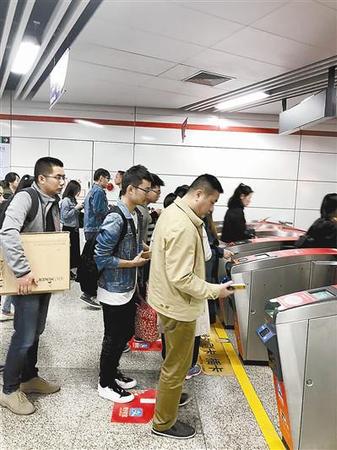 杭州地铁闸机实现移动支付让排队长龙消失不见