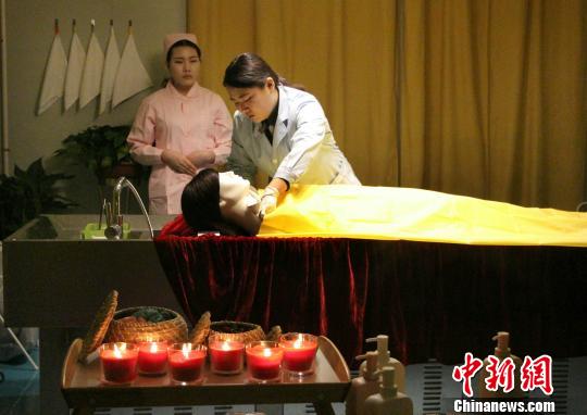图为济南市莲花山殡仪馆的遗体整容师使用人体模型展示“故人沐浴”的过程。　赵晓 摄
