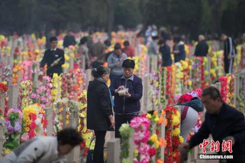 资料图：4月3日，山西省太原市，大批民众在墓园祭奠亲人。 韦亮 摄