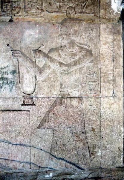 法老奉献胸饰 　　尼罗河畔的“金城”科蒙波神殿遗址浮雕