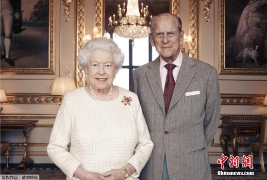 2017年11月19日讯，白金汉宫18日发布英女王伊丽莎白二世和菲利普亲王合照。伊丽莎白二世与菲利普亲王将于11月20日庆祝结婚70周年纪念。