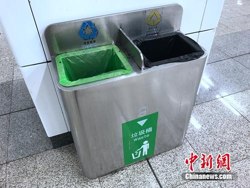街道、地铁等一些公共区域，垃圾桶一般进行了“可回收垃圾”和“其他垃圾”分类。