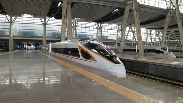 8时整G19次“复兴号”高铁从北京南站驶离
