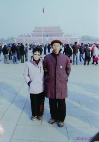 2012年11月27日，刘命华与丈夫在天安门广场合影
