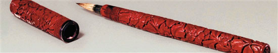 明 红雕漆牡丹纹管笔（头部褐色，有蓝色副毫装饰，笔头形同枣核） 故宫博物院藏