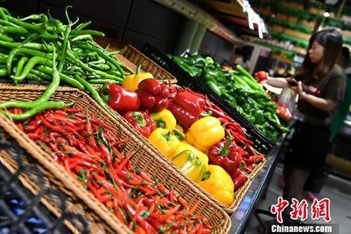 图为市民在超市选购蔬菜。<a target='_blank' href='http://www.chinanews.com/'>中新社</a>记者 张斌 摄