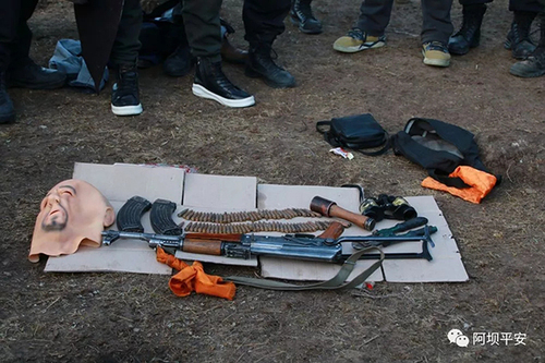 四川警方160人围捕负命案恶势力头目 缴获冲锋枪
