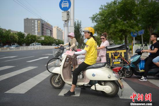 资料图：外卖骑手正在送餐。<a target='_blank' href='http://www.chinanews.com/' >中新网</a>记者 富宇 摄