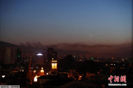 目击者称，当地时间14日凌晨，在叙利亚首都大马士革至少听到了6声爆炸声，城市上空升起浓烟。
