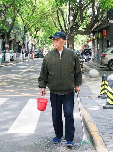 92岁老人每天上街捡烟头 已坚持1年多曾被指作秀