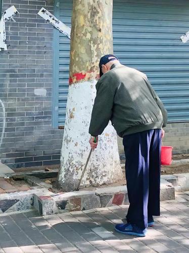 92岁老人每天上街捡烟头 已坚持1年多曾被指作秀