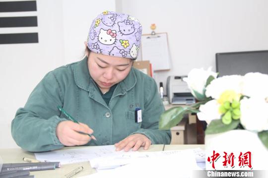 90后护士陈蓉菁用业余时间创作了13幅卡通漫画 朱捷 摄