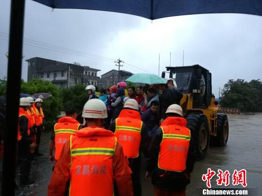 湖北宜昌暴雨致多地内涝三峡大坝等景区临时关闭