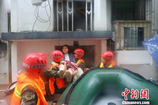 消防官兵疏散被困群众 王申 摄