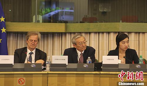图中为张明，左一为欧洲议会对华关系代表团团长乔·莱恩。
<a target='_blank' href='http://www.chinanews.com/'>中新社</a>记者 德永健 摄