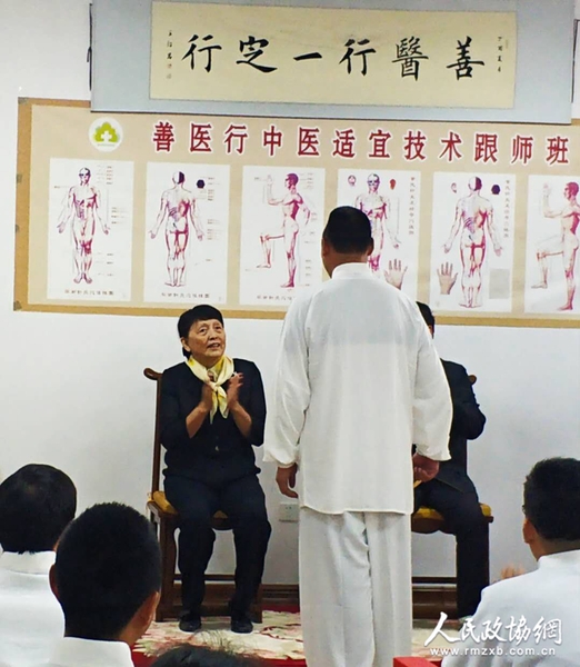 三、张梅颖关切地询问中国好村医刘永胜的身体恢复状况。梓涵 摄影