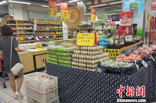 市民在超市里购物。<a target='_blank' href='http://www.chinanews.com/' >中新网</a>记者 李金磊 摄