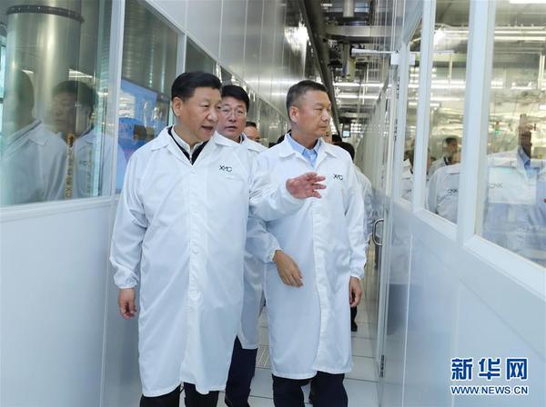 4月26日上午，中共中央总书记、国家主席、中央军委主席习近平在武汉新芯集成电路制造有限公司察看集成电路生产线。