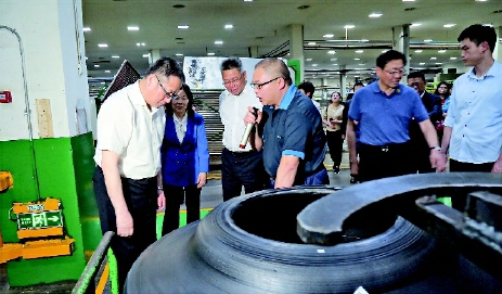    ▲调研组在贵州轮胎股份有限公司考察