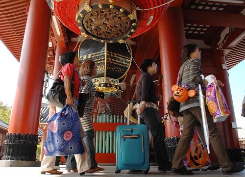 2011年10月6日，中国游客在日本东京台东区的浅草寺游览。 新华社发