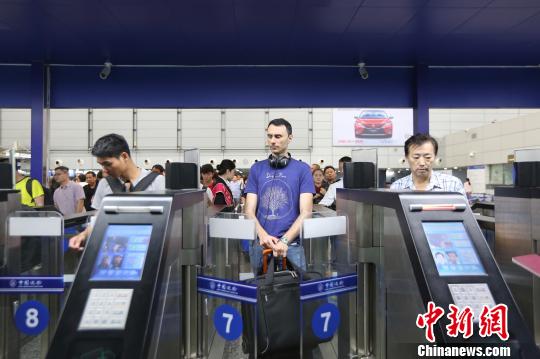“五一”小长假广州白云机场口岸出入境客流同比增长约15％