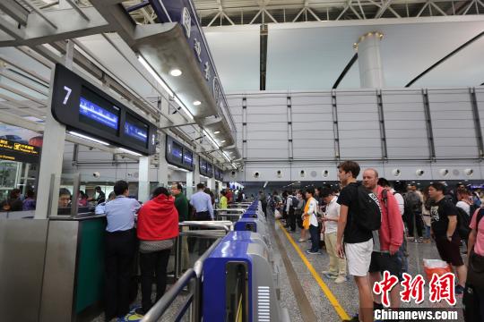 广州白云机场口岸5月1日迎来旅客返程高峰 王涵 摄
